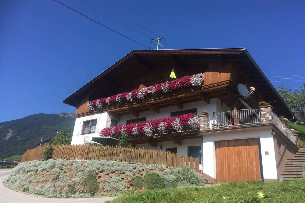 Ganze Wohnung, Fewo Enzian mit herrlichen Blick auf die Zillertaler Bergwelt ,Pool , 2-5 Pers. in Stummerberg, Ski-Optimal Hochzillertal