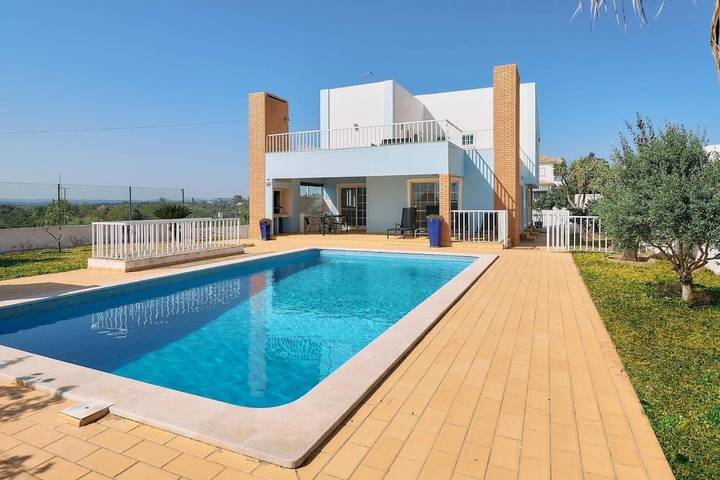 Ferienhaus für 8 Personen, mit Balkon und Terrasse sowie Garten und Pool