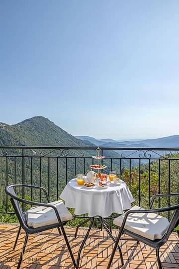 Gîte pour 4 personnes, avec vue et terrasse à Peille