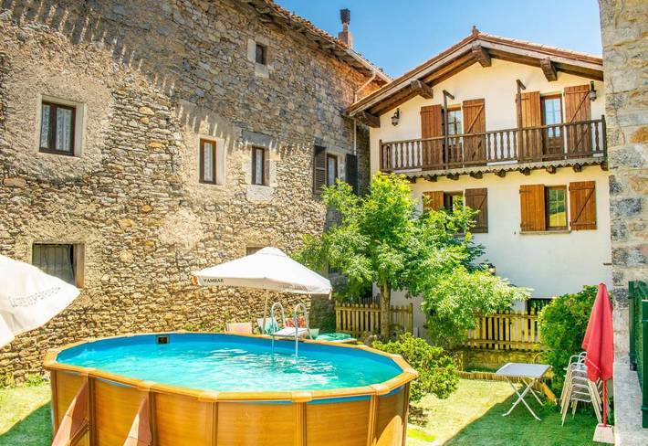 Casa rural para 12 personas, con vistas además de jardín y piscina en Ulzama