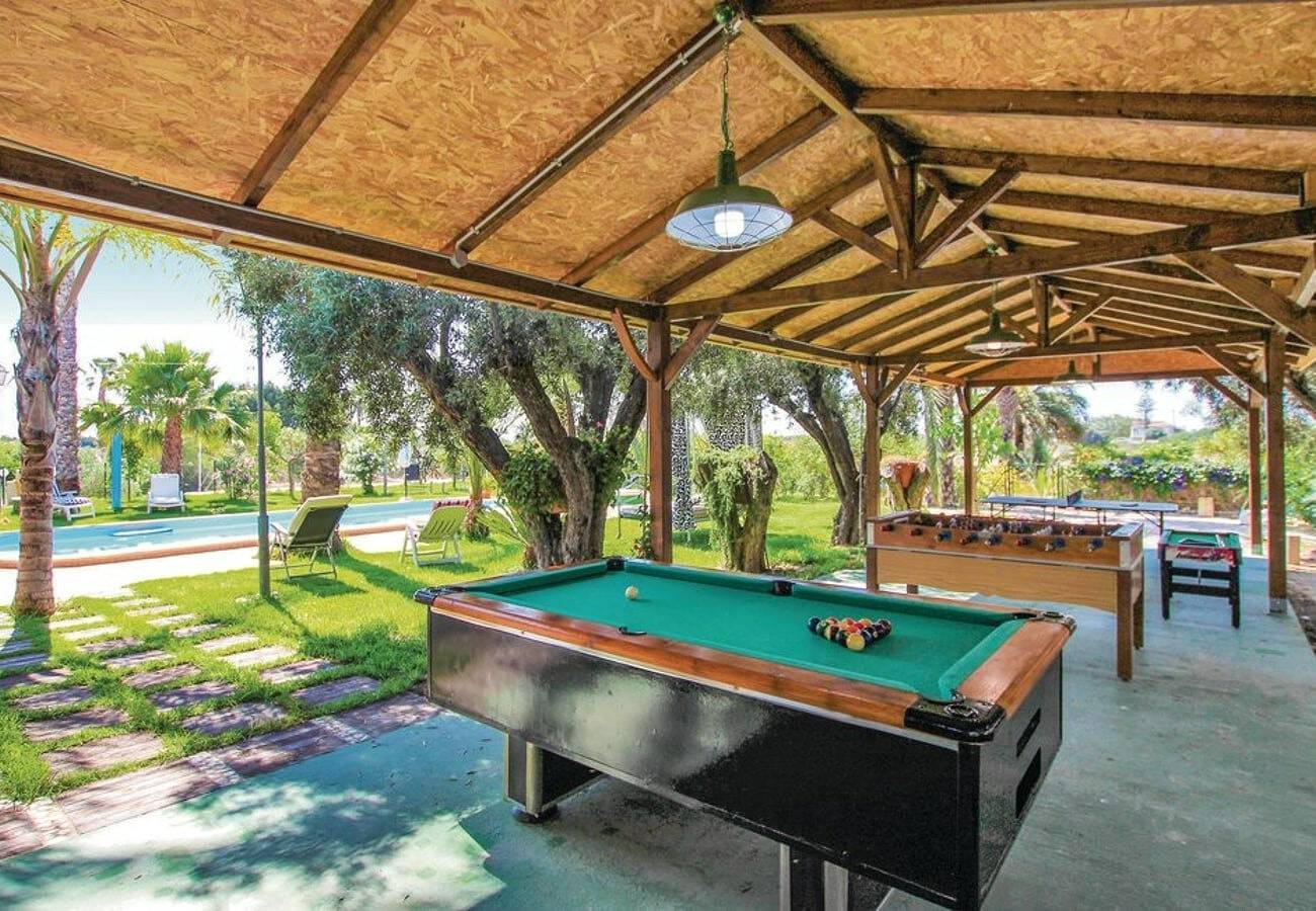 Villa 'Teresa' con piscina privada, Wi-Fi y aire acondicionado in La Marina, Elche