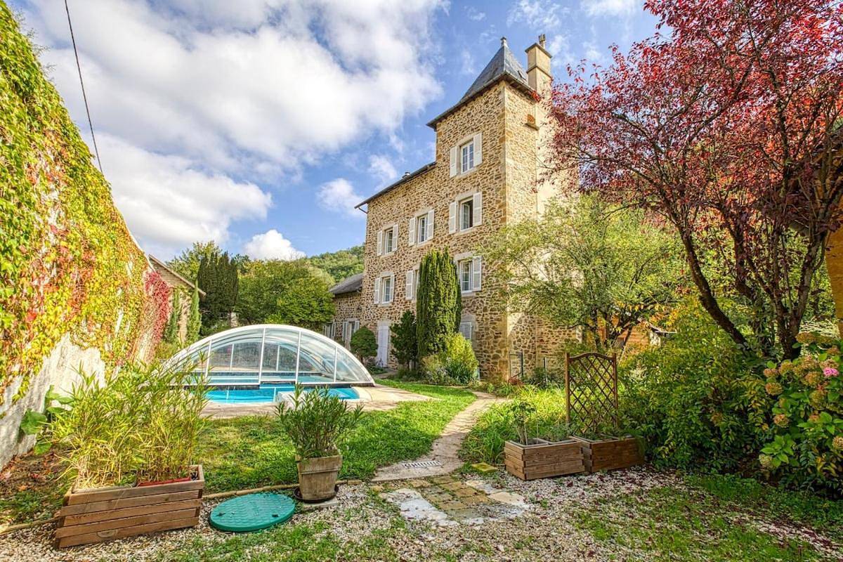 Moulin piscine des Attizals bord rivière in Rodez, Aveyron