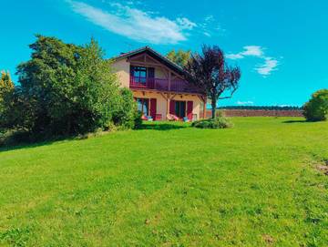 Gîte pour 10 personnes, avec sauna et jardin ainsi que vue et piscine, animaux acceptés à Bellefontaine (Vosges)