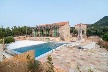 Villa pour 5 personnes, avec vue ainsi que jardin et piscine à Ithaque