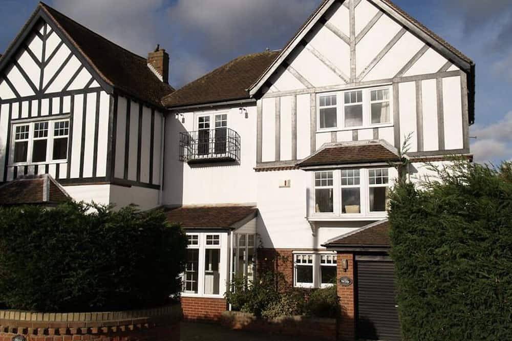 Spacious 5 bedroom Southwold home, all en-suite, close to pier and town in Southwold, Waveney District