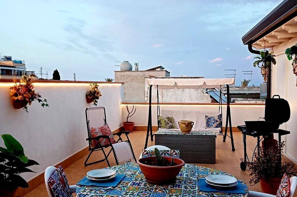 Appartamento intero, La Terrazza Solarium in centro storico 70m Dalla stazione dei treni 700mdal mare in Santa Flavia, Provincia di Palermo