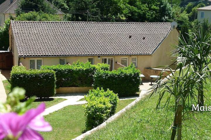 House Castelneau in Sarlat for 2/3 persons with swimming pool and parking in Sarlat-la-Canéda, Périgord Noir