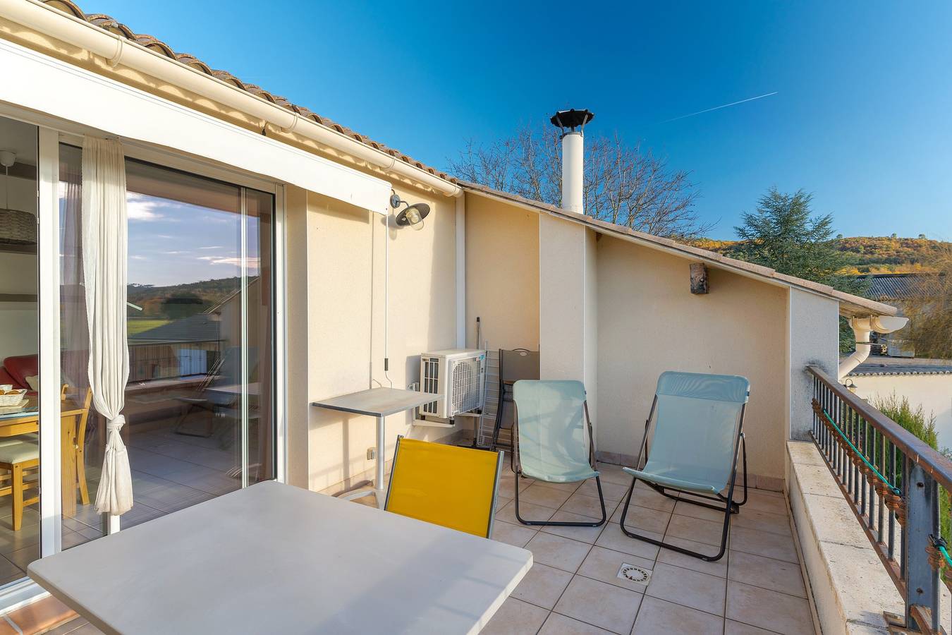 Gîte 'Fleur De Thym' con piscina compartida, terraza común y aire acondicionado in Gréoux-les-Bains, Parc naturel régional du Verdon