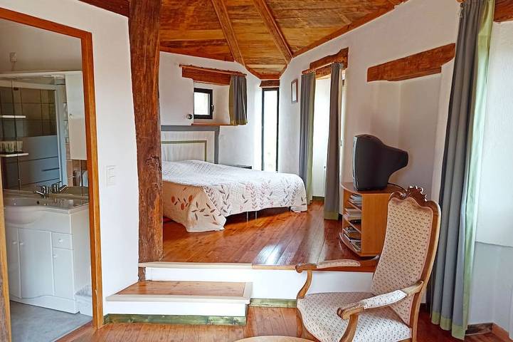 Location de vacances pour 3 personnes, avec jardin ainsi que terrasse et piscine, animaux acceptés à Pourchères - 2