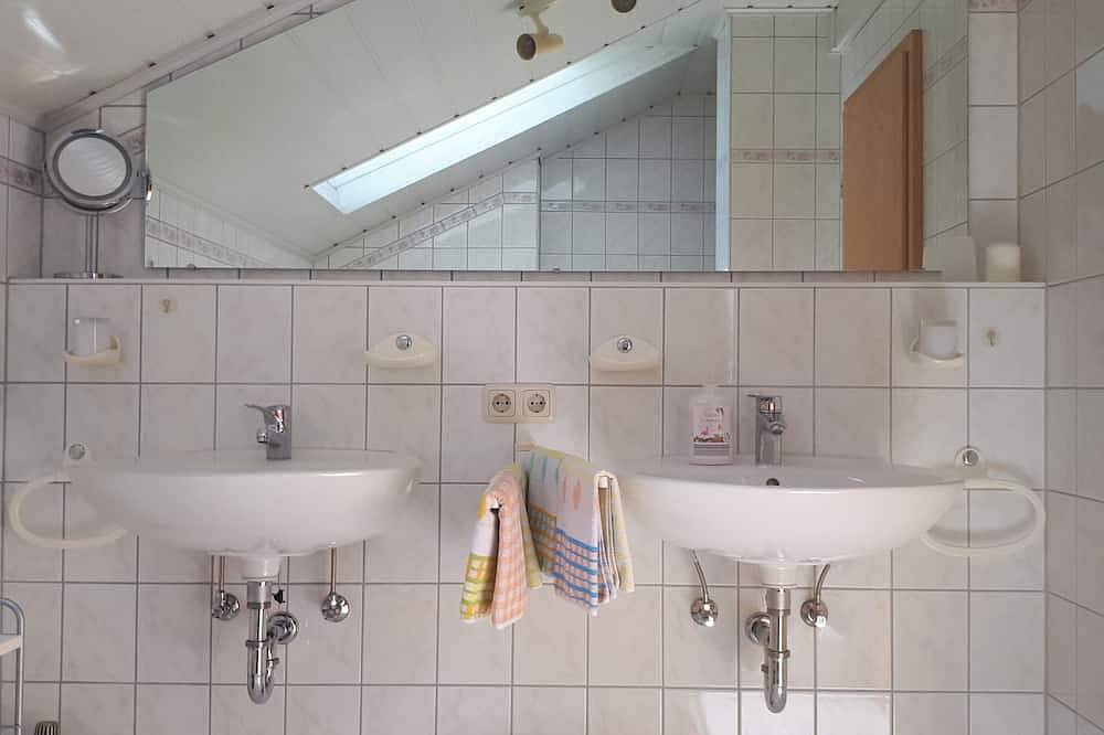 Ganze Wohnung, Genießen Sie erholsame Tage in unserer komfortablen Ferienwohnung in Arnbruck, Ostbayern