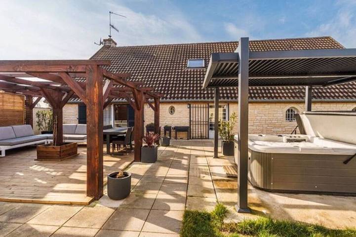 Gîte pour 12 personnes, avec jacuzzi à Corgengoux