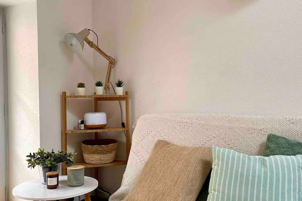 Town center house with terrace and private parking in Lons-le-Saunier, Jura