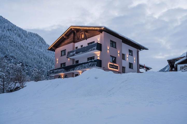 BnB für 16 Personen, mit Balkon und Terrasse sowie Garten und Ausblick in Kappl