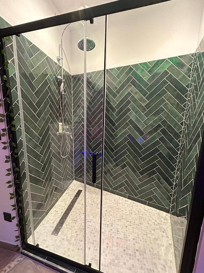Appartement entier, Love room - Jacuzzi - Netflix - Clim - 3min train station in Avignon, Vaucluse