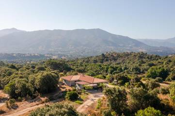 Gîte pour 3 personnes, avec jardin ainsi que vue et terrasse à Sarrola-Carcopino