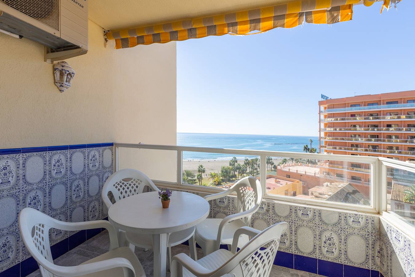Ganze Wohnung, Apartment am Strand mit Meerblick, Balkon, Klimaanlage und Wlan in Benalmádena Costa, Benalmádena
