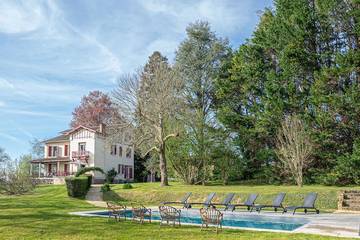 Location de vacances pour 14 personnes, avec balcon et jardin à Lubersac