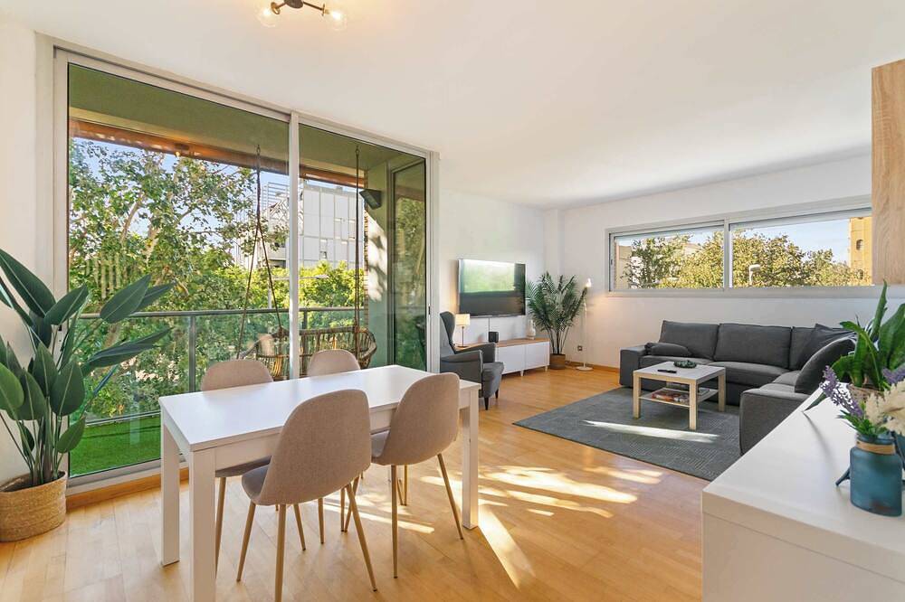 Entire apartment, Modern Spacious 3-Bedroom Apt with Pool near Beach in Sant Adrià de Besòs, Barcelonès