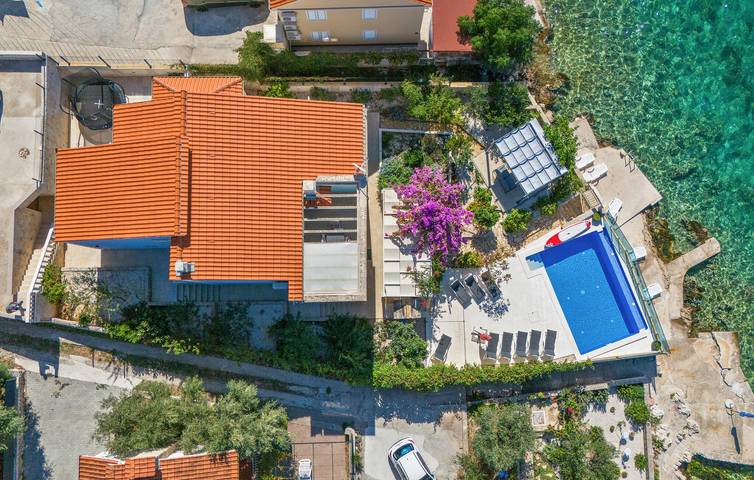 Gemütliche 2-Zimmer-Wohnung mit Pool, Terrasse und Zugang zum Strand in Razanj, Šibenik-Knin