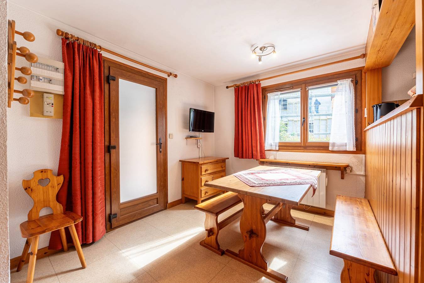 Entire apartment, Apartment 'La Bévéria 4' with Private Terrace and Shared Garden in Pralognan-la-Vanoise, Vanoise National Park