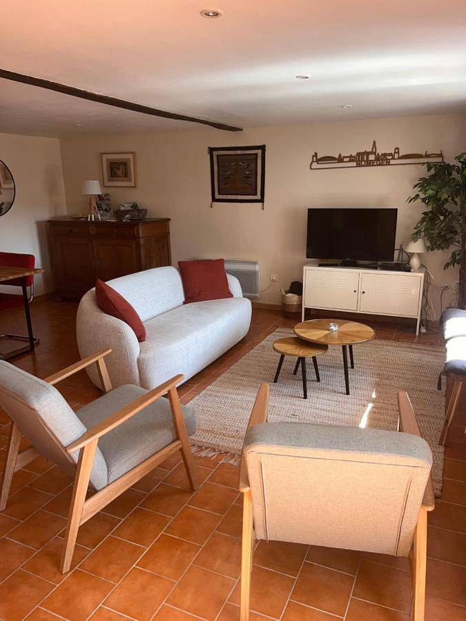 Location de vacances pour 5 personnes, avec Terrasse et Jardin ainsi que Piscine et Vue à Beaulieu-sur-Sonnette