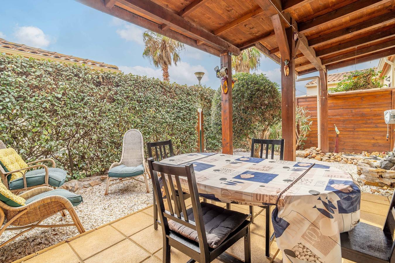 Entire apartment, Apartment 'Avec Jardin Et Piscine' with Shared Pool, Private Terrace and Wi-Fi in Narbonne Plage, Narbonne