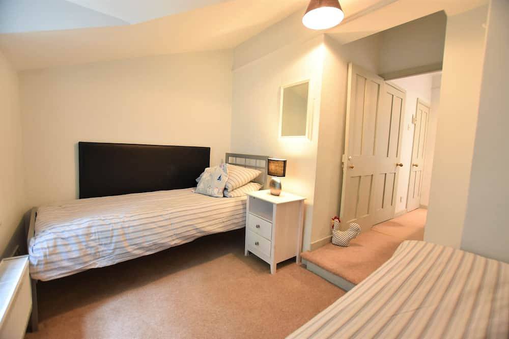 Cosy, Traditional Welsh 2 Bedroom Sea Front Cottage Sleeping 4 Guests in Aberdyfi, Aberdovey