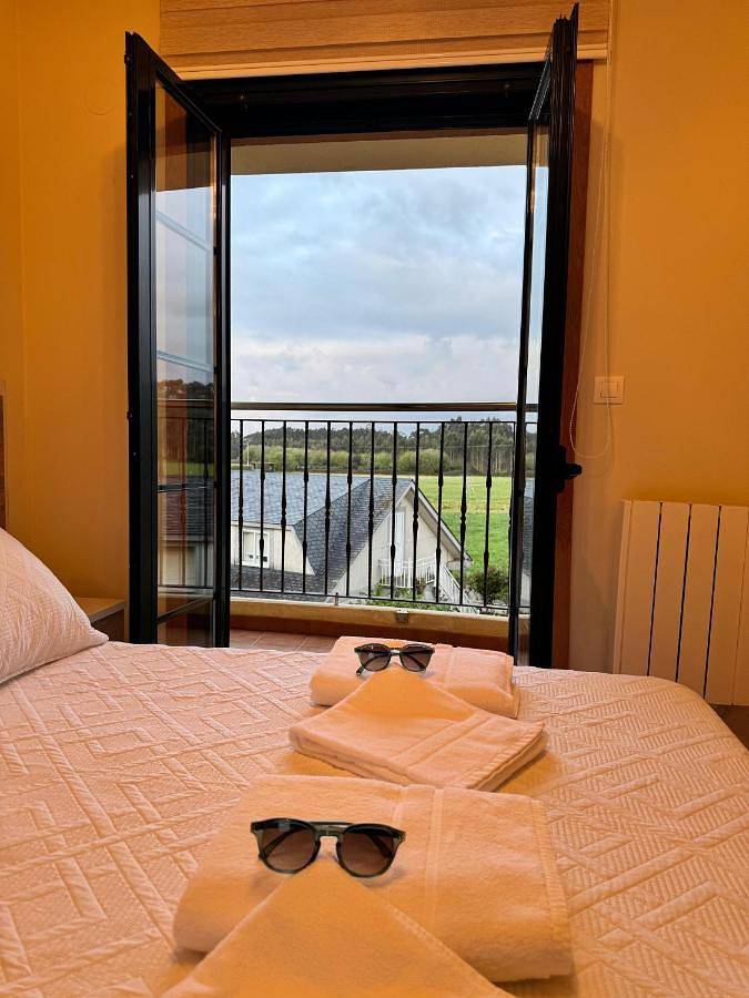 Apartamento para 4 personas, con jardín además de vistas y piscina en Barreiros