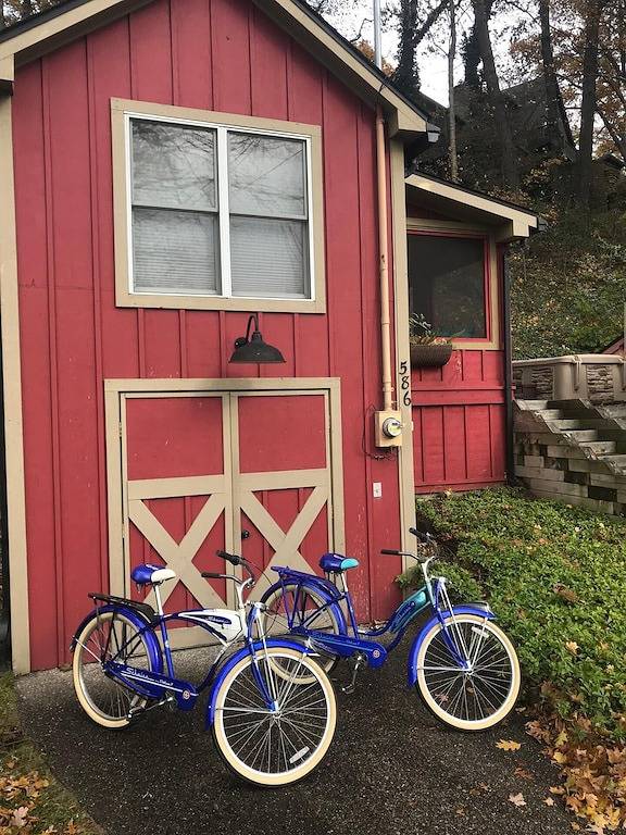 The Oriole, hot tub, walk or Bike to Saugatuck! in Saugatuck, Allegan County