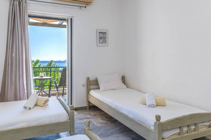 Casa Vacanze '3 Kypri Seaview Perasma Studio' con vista mare, Wi-Fi e aria condizionata in Andros