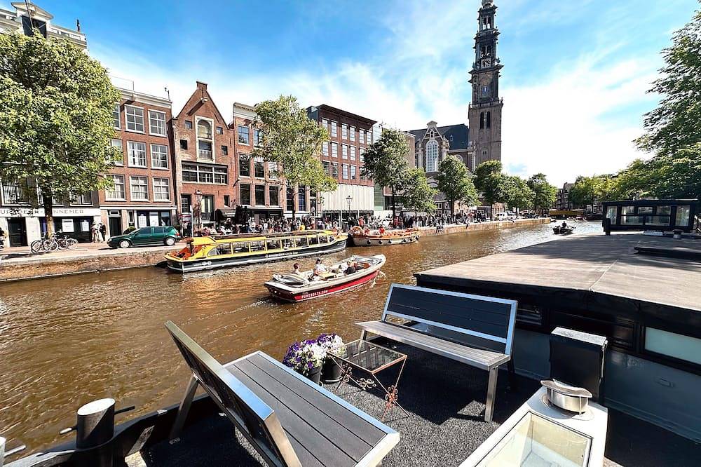 Renovated B&B houseboat in the centre of Amsterdam in Jordaan, Dutch Coast