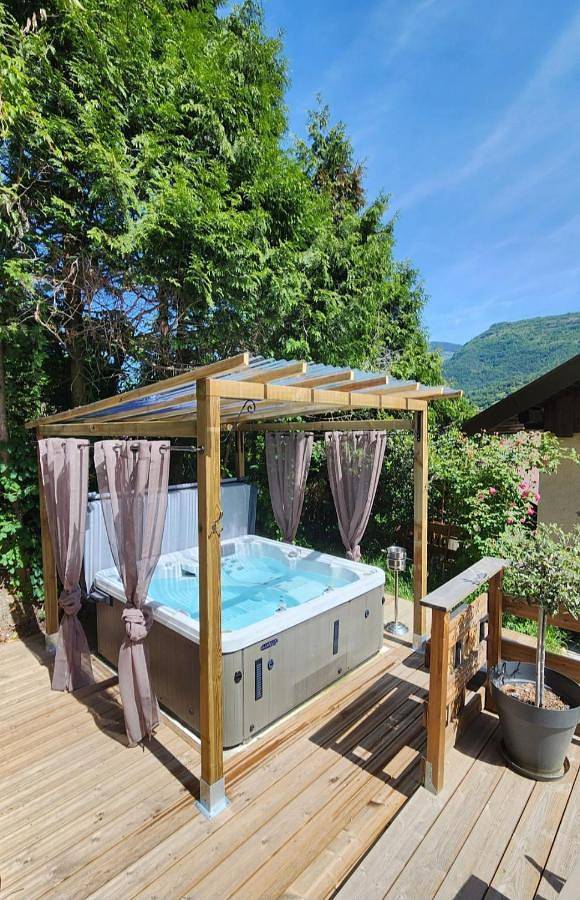 Location de vacances pour 6 personnes, avec jardin et jacuzzi à Aigueblanche