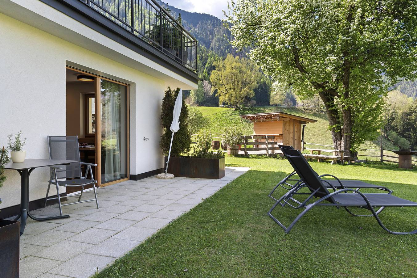Ganze Wohnung, Ferienwohnung 'Baumannhof Apartment Ega' mit Bergblick, Gemeinschaftsterrasse und Wi-Fi in St. Peter (Bozen), Villnöß