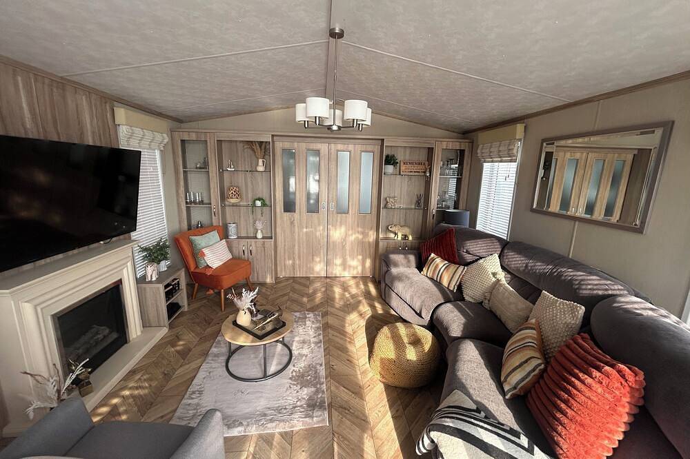 Luxury lakeside lodge with hot tub and sunset views. Pet friendly, 3 bedrooms in Tattershall, Lincolnshire