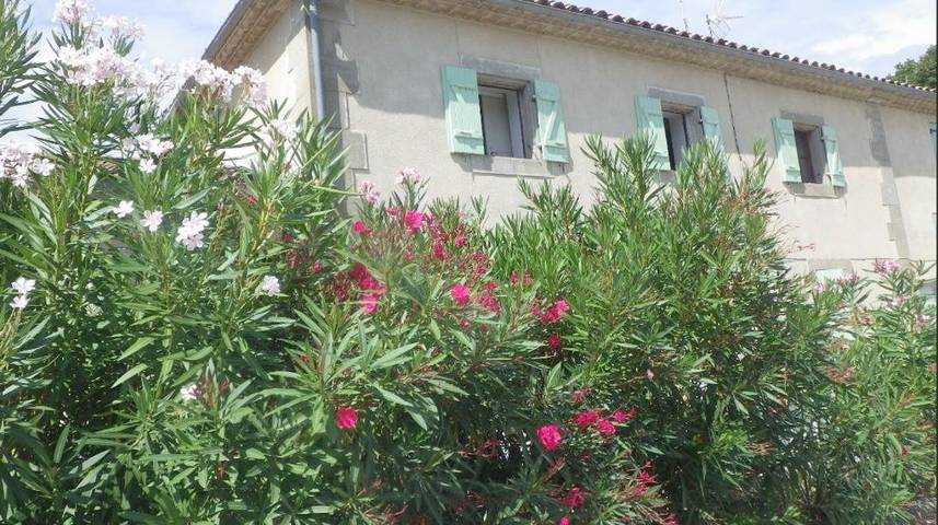 Location de vacances pour 2 personnes, avec jardin ainsi que terrasse et vue à Trèbes - 2