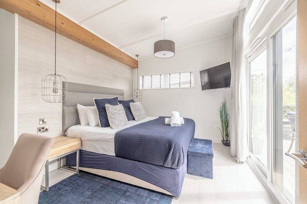 Luxury Lodge with Hot Tub in Windsor Marina in Windsor, Berkshire