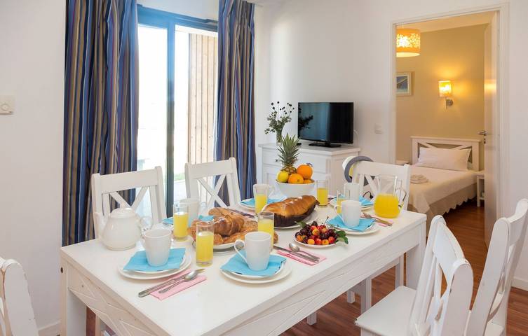 Gîte pour 4 personnes, avec balcon et piscine dans Plage De La Falaise - 4