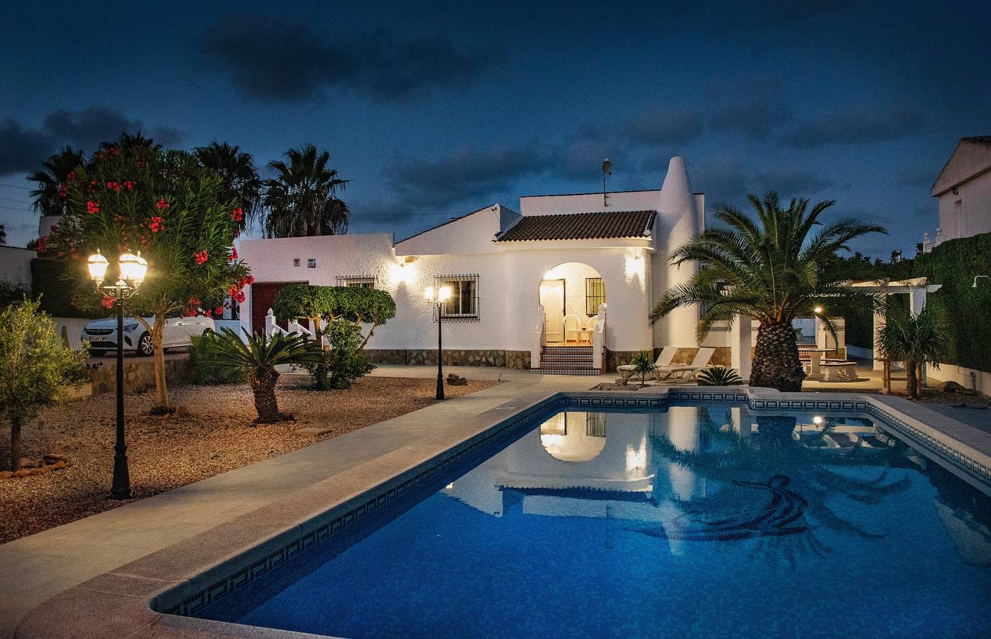 Villa La Casa Del Sol con piscina, jardín y Wi-Fi in El Chaparral, Torrevieja