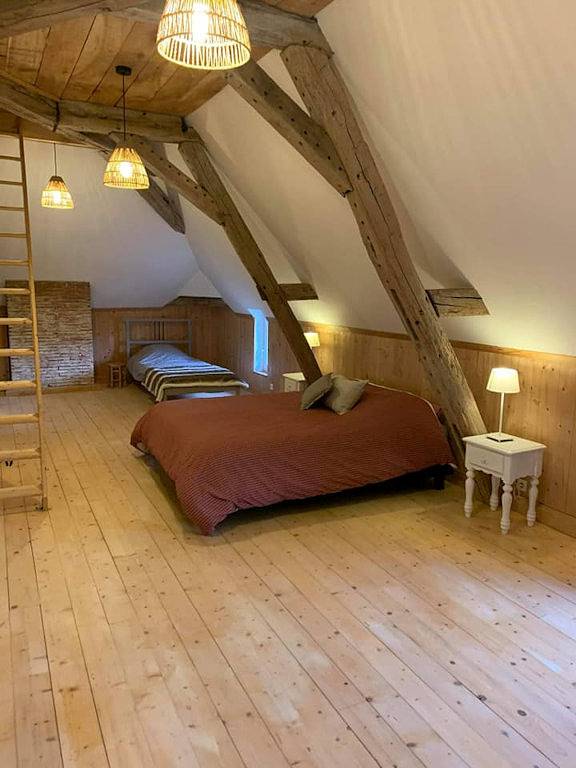 Gîte pour 6 personnes, avec terrasse ainsi que vue sur le lac et jardin à Géraudot - 3