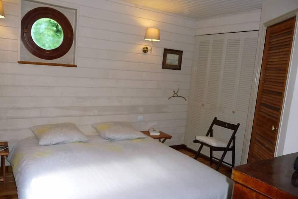 Petit cottage breton in Plestin-les-Grèves, Ceinture Dorée