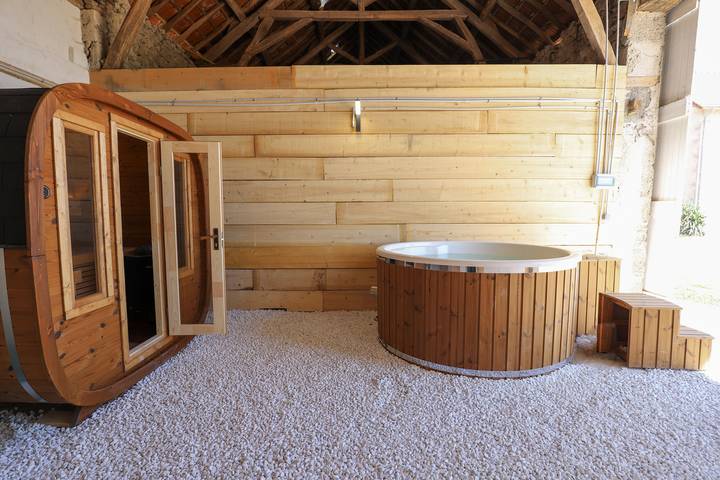 Location de vacances pour 45 personnes, avec terrasse et jardin ainsi que piscine et sauna, animaux acceptés à Boucé - 3