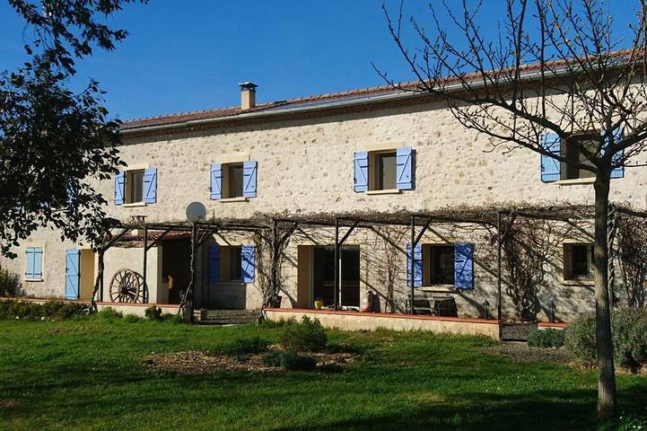 Location de vacances pour 2 personnes, avec Terrasse ainsi que Jardin et Piscine à Vénès
