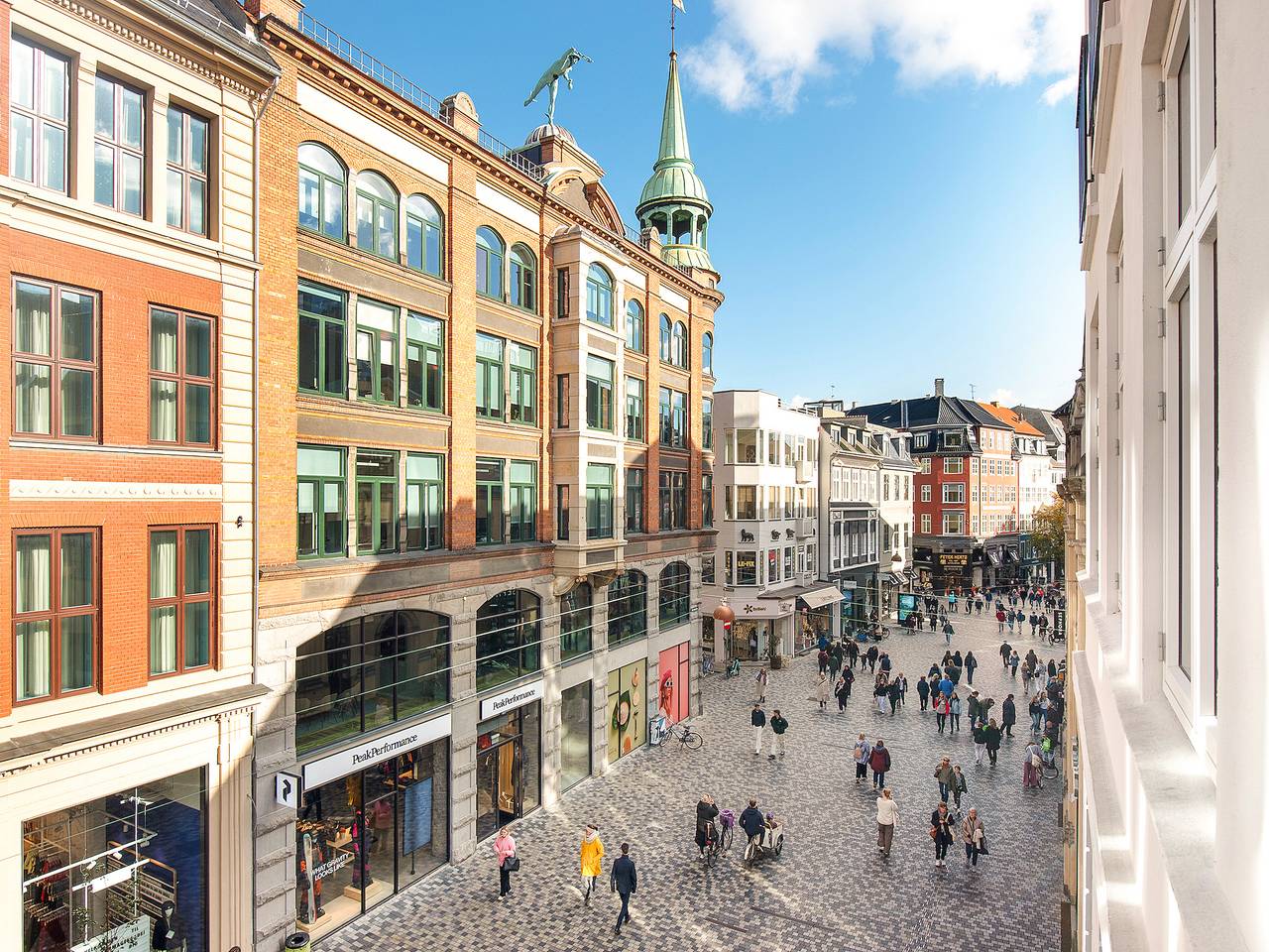 Entire apartment, Leaves 1 - Charming Ap for 8 persons in Central Copenhagen in Copenhagen City, Copenhagen