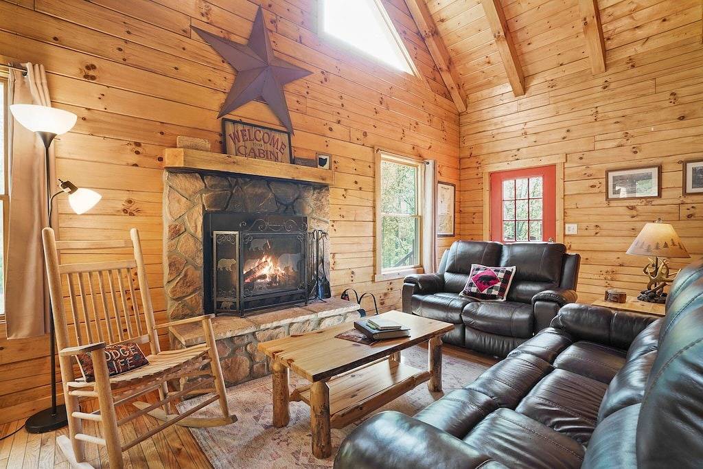 Liberty Ridge Cabin, in der Nähe von Old Man's Cave, Feuerstelle, Deck, Hottub, Wifi, Hobbyraum in Hocking Hills