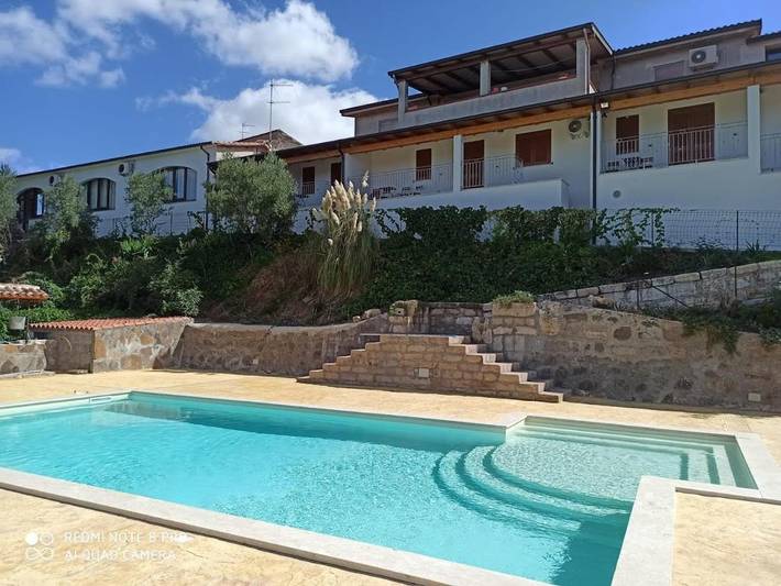 Maison d’hôte pour 2 personnes, avec Balcon et Terrasse ainsi que Jardin et Piscine à Pozzomaggiore