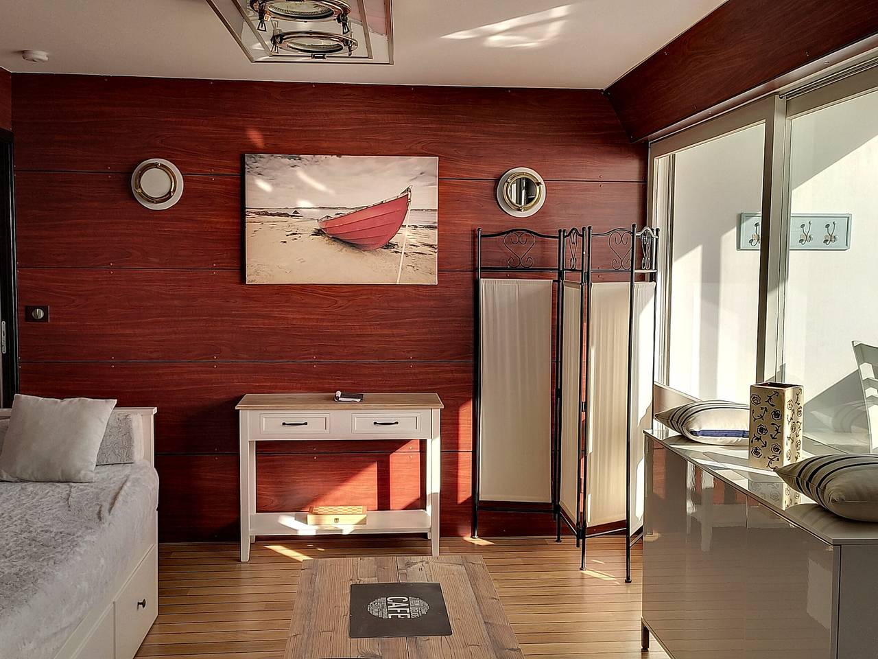 Apartamento entero, Estudio encantador con balcón, aparcamiento gratuito, playa y tiendas cercanas in Saint-Hilaire-de-Riez, Vandea