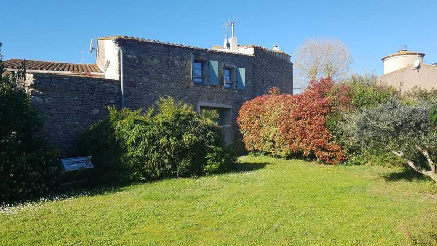 Location de vacances pour 2 personnes, avec Terrasse ainsi que Jardin et Piscine à Trausse