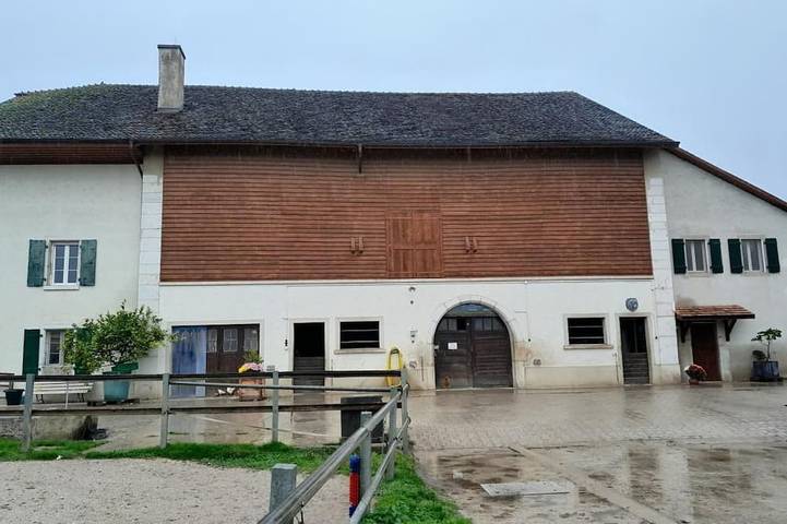 Gîte pour 6 personnes, avec jardin dans Luins
