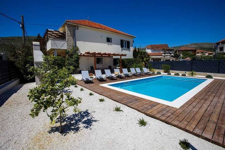 Villa für 8 Personen, mit Balkon und Garten in Trogir