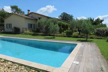 Location de vacances pour 12 personnes, avec terrasse et jardin à Figanières